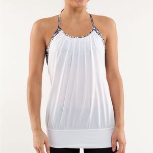 Lululemon No Limit Tank in White / White Black Glacier Lace Size 4 with Size Dot